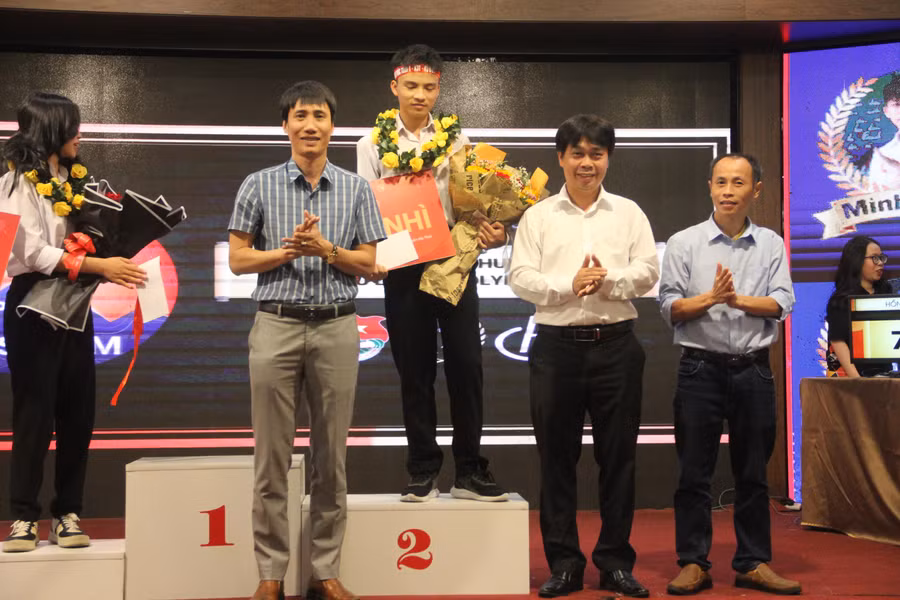 ... các thí sinh giành giải Nhì, Ba.