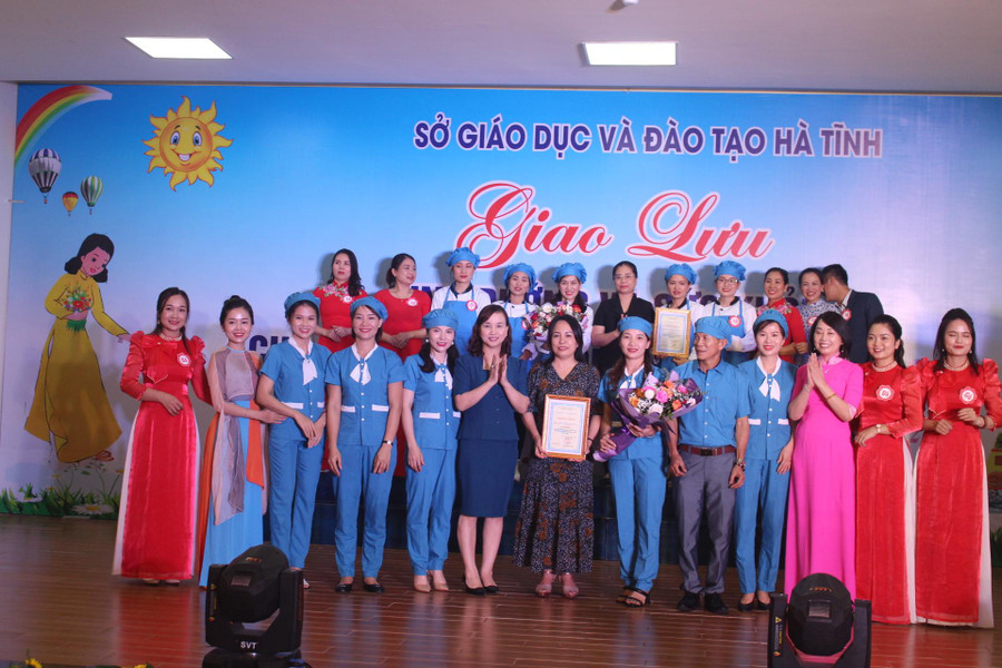 3 giải Nhất cho các đội phòng GD&ĐT huyện Thạch Hà, huyện Cẩm Xuyên, thị xã Hồng Lĩnh. 3 giải Nhất cho các đội phòng GD&ĐT huyện Thạch Hà, huyện Cẩm Xuyên, thị xã Hồng Lĩnh.