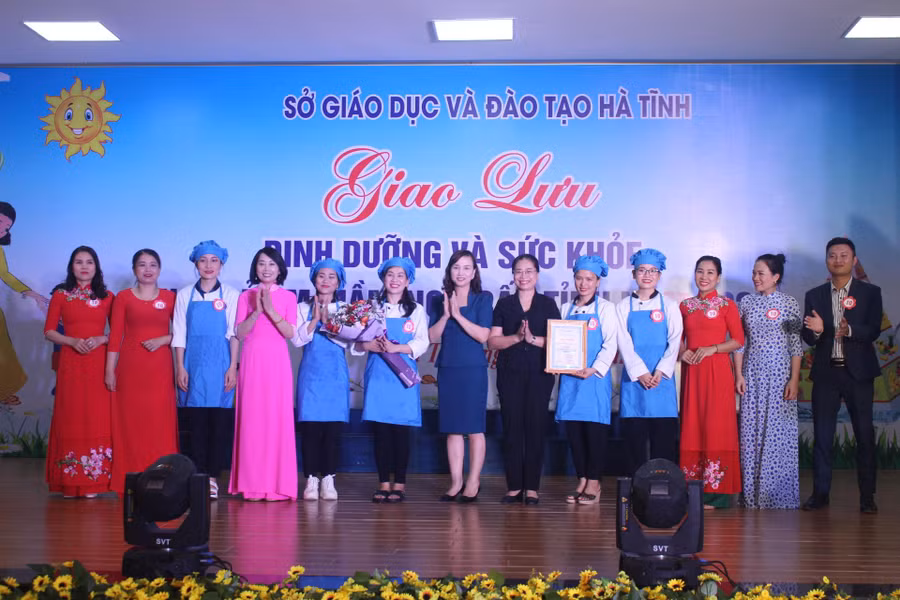 BTC trao giải Nhất cho 3 đơn vị đạt giải.