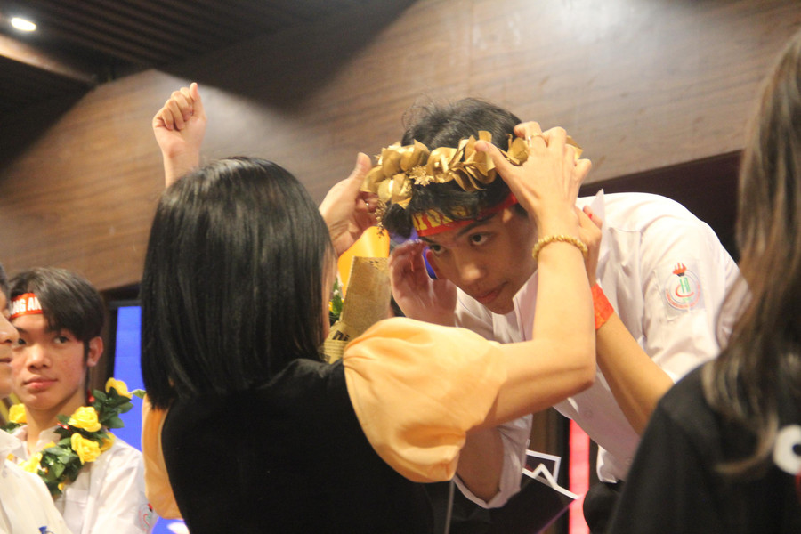 BTC trao vòng nguyệt quế, cúp lưu niệm cho nhà vô địch và...