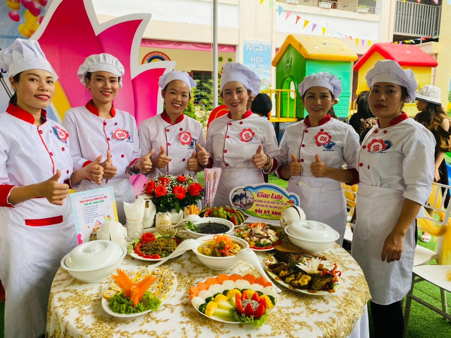 Phần thực hành mỗi đội sẽ nấu 21 suất ăn cho trẻ với số tiền 15.000 đồng/suất. Phần thực hành mỗi đội sẽ nấu 21 suất ăn cho trẻ với số tiền 15.000 đồng/suất.