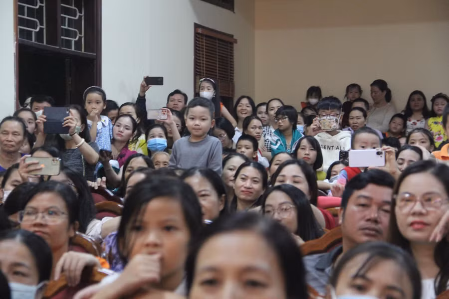 Rất đông khán giả đã đến theo dõi và cổ vũ cho các diễn viên "nhí".