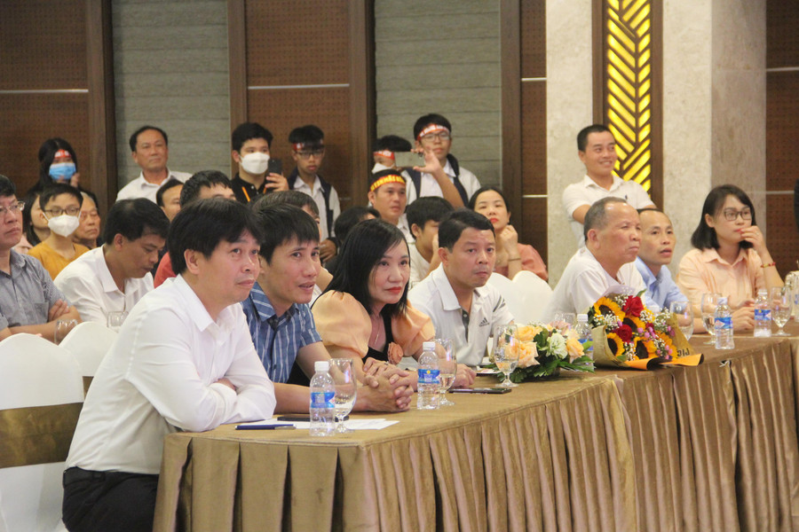 Thầy cô giáo hồi hộp chờ phần đáp án của các thí sinh.