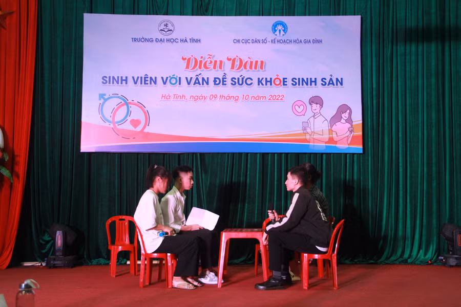 Một tiểu phẩm tình huống biểu diễn tại diễn đàn.