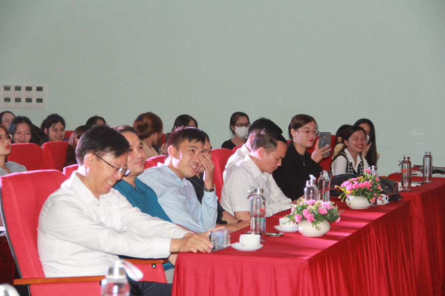 Các tiểu phẩm gây thích thú cho các khách mời tham dự...