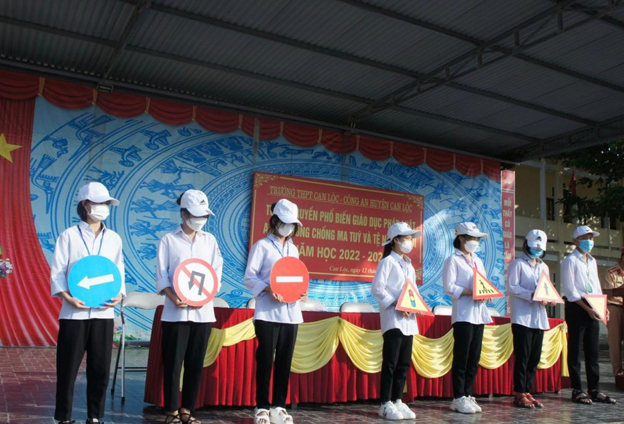 Một buổi truyền truyền về giáo dục pháp luật ATGT cho học sinh Trường THPT Can Lộc.