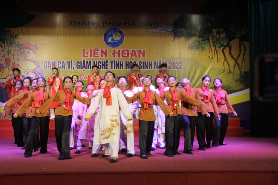 Các tiết mục được xây dựng bài bản và hấp dẫn với các nội dụng như: ca ngợi Đảng, Bác Hồ, tình yêu quê hương đất nước...