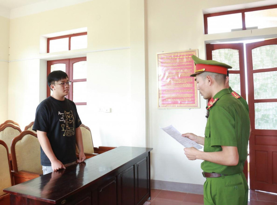 Cơ quan an ninh tống đạt quyết định khởi tố đối với Huỳnh Lưu Hữu Minh. Cơ quan an ninh tống đạt quyết định khởi tố đối với Huỳnh Lưu Hữu Minh.