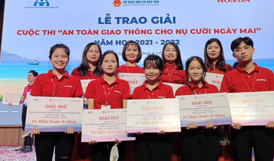 Cô giáo Bùi Thị Minh Hương đã vinh dự 3 lần đạt giải cao cuộc thi “An toàn giao thông cho nụ cười ngày mai ”dành cho giáo viên của Bộ Giáo dục và Đào tạo phối hợp tổ chức.
