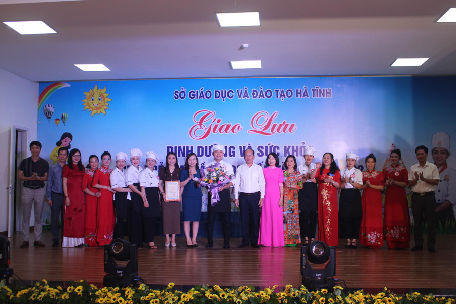 Sau 2 ngày tranh tài, BTC đã trao giải Xuất sắc cho đội phòng GD&ĐT TP Hà Tĩnh. Sau 2 ngày tranh tài, BTC đã trao giải Xuất sắc cho đội phòng GD&ĐT TP Hà Tĩnh.