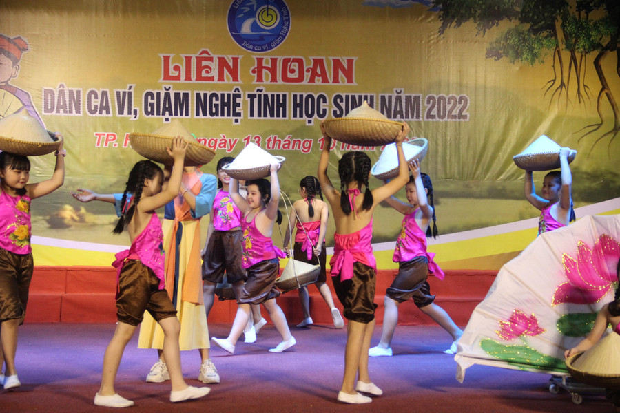 Về mỹ thuật phục trang, đạo cụ sân khấu được nhà trường đầu tư công phu, bài bản thể hiện rất rõ bức tranh dân gian đất và người Nghệ Tĩnh.