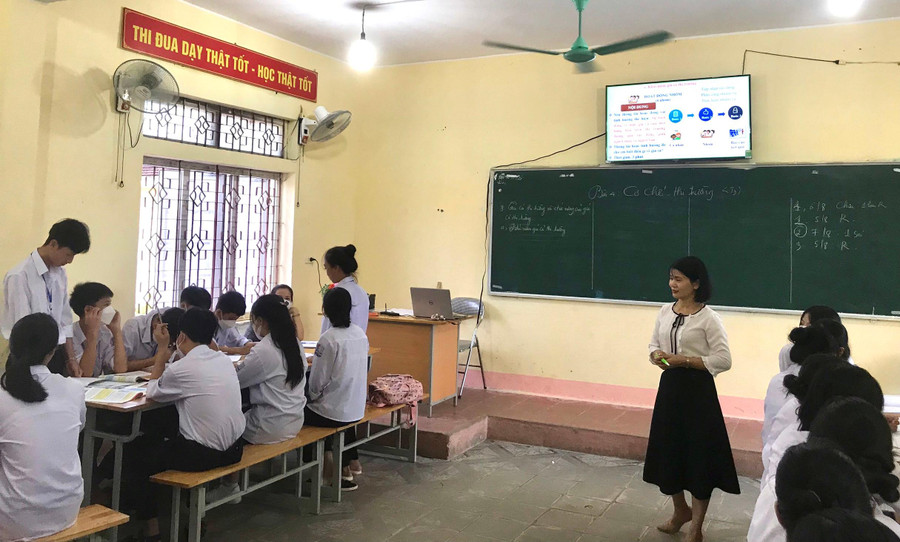 Cô giáo Bùi Thị Minh Hương dạy Giáo dục kinh tế và pháp luật cho học sinh lớp 10.