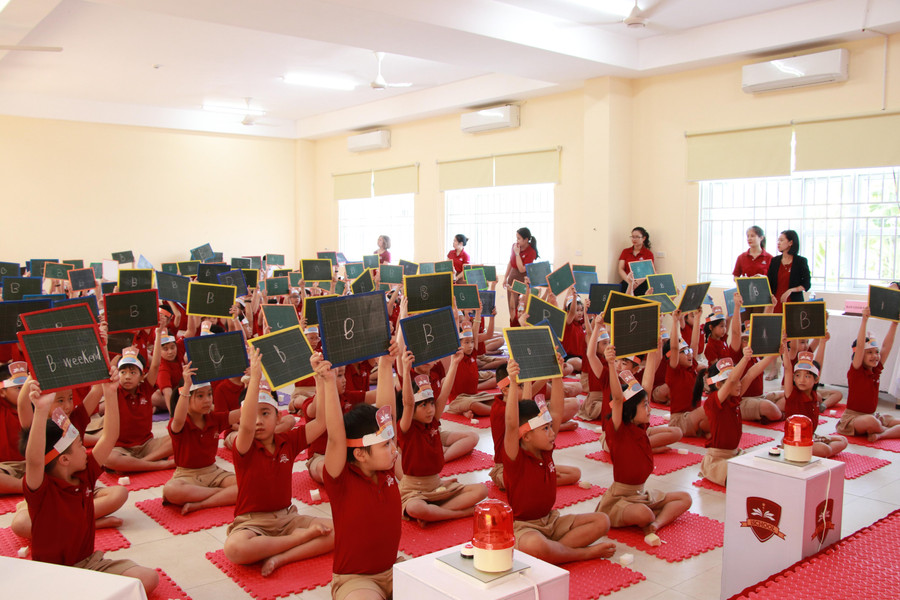 Cuộc thi Spelling Bee Contest năm 2022 đã thu hút hàng trăm học sinh khối Tiểu học và THCS&THPT trường iSchool tham gia. Cuộc thi Spelling Bee Contest năm 2022 đã thu hút hàng trăm học sinh khối Tiểu học và THCS&THPT trường iSchool tham gia.