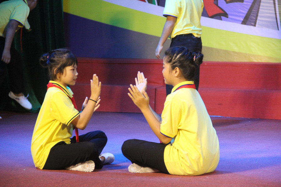 Thông qua các tiết mục, hoạt động vui chơi, học tập của học sinh dưới mái trường cũng được các diễn viên &quot;nhí&quot; thể hiện hồn nhiên và sinh động.