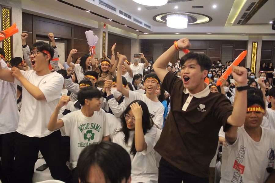 Cổ động viên phấn khích khi thí sinh đội nhà trả lời đúng, lấy được điểm cao.