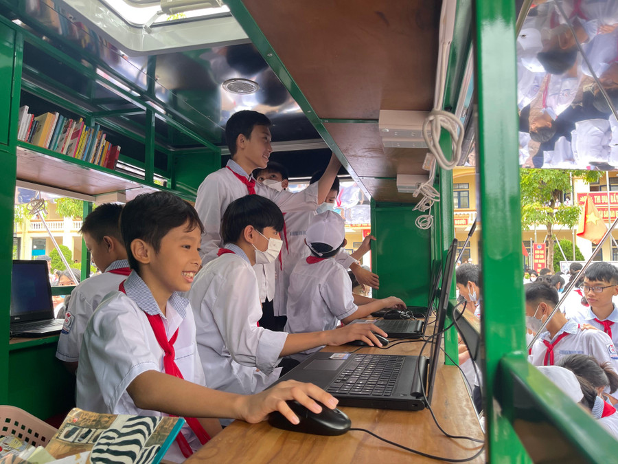 Trải nghiệm không gian số tại thư viện lưu động do Thư viện Hà Tĩnh thiết kế và trưng bày.