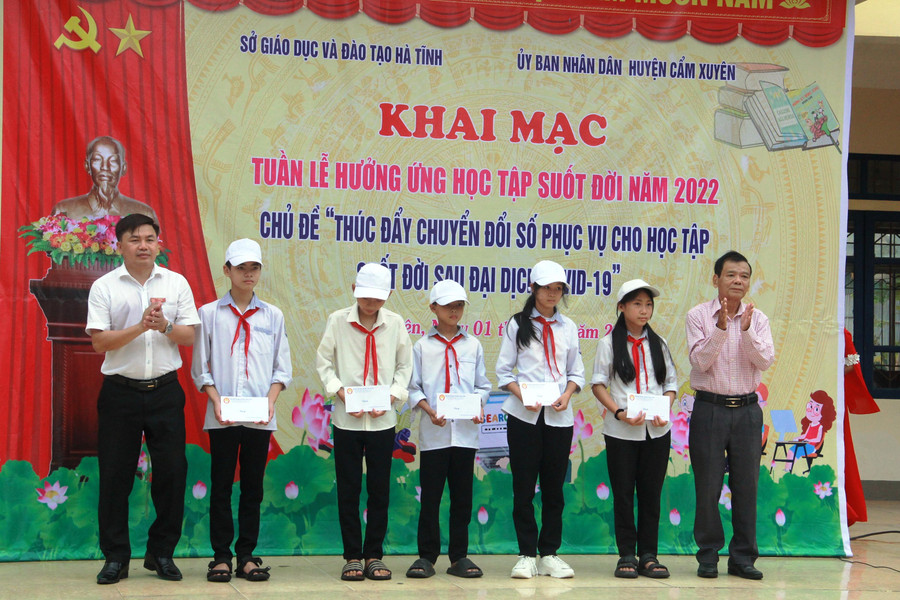 Chủ tịch Hội khuyến học Hà Tĩnh và Quỹ Khuyến học huyện Cẩm Xuyên trao 25 suất quà cho các học sinh có hoàn cảnh khó khăn, vươn lên trong học tập.