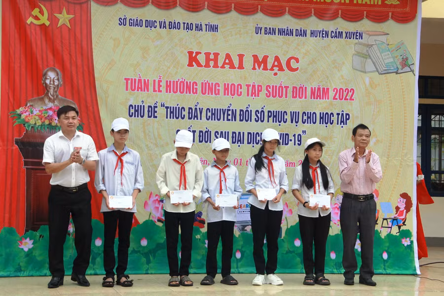 Chủ tịch Hội khuyến học Hà Tĩnh và Quỹ Khuyến học huyện Cẩm Xuyên trao 25 suất quà cho các học sinh có hoàn cảnh khó khăn, vươn lên trong học tập. Chủ tịch Hội khuyến học Hà Tĩnh và Quỹ Khuyến học huyện Cẩm Xuyên trao 25 suất quà cho các học sinh có hoàn cảnh khó khăn, vươn lên trong học tập.