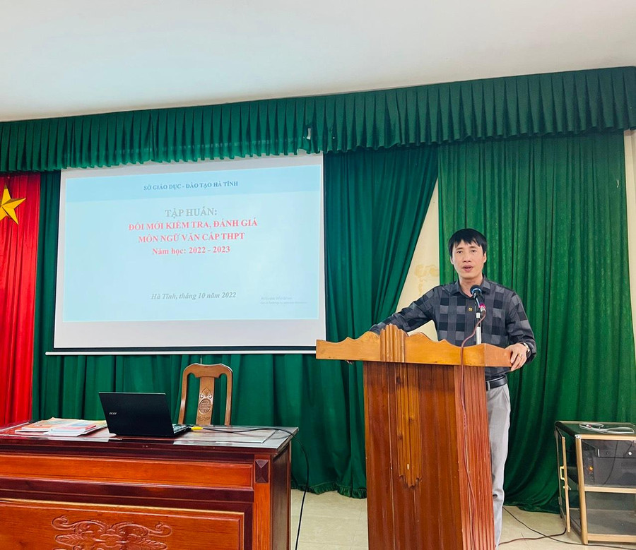 Ông Đậu Quang Hồng - Trưởng Phòng Giáo dục Phổ thông, Sở GD&ĐT Hà Tĩnh chủ trì buổi tập huấn. Ông Đậu Quang Hồng - Trưởng Phòng Giáo dục Phổ thông, Sở GD&ĐT Hà Tĩnh chủ trì buổi tập huấn.