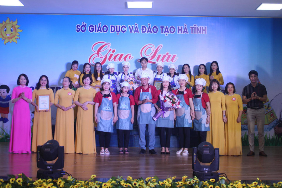Hội thi là cơ hội cho giáo viên, nhân viên, phụ huynh, học sinh các trường mầm non tại Hà Tĩnh giao lưu, chia sẻ kinh nghiệm trong công tác chăm sóc, nuôi dưỡng trẻ. Hội thi là cơ hội cho giáo viên, nhân viên, phụ huynh, học sinh các trường mầm non tại Hà Tĩnh giao lưu, chia sẻ kinh nghiệm trong công tác chăm sóc, nuôi dưỡng trẻ.