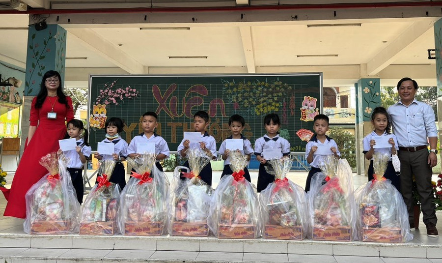 Tại Trường tiểu học Tân Tạo (Bình Tân), nhà trường vận động được 70 suất học bổng (mỗi suất 1 triệu đồng), 70 phần quà Tết (mỗi suất trị giá 510 ngàn đồng) và 1.400kg gạo trao tặng cho học sinh có hoàn cảnh khó khăn.