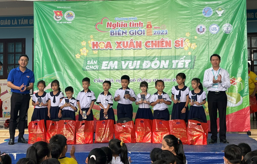 130 suất quà với tổng trị giá hơn 70 triệu đồng đã được các cơ quan, tổ chức và mạnh thường quân trao tặng cho học sinh Trường tiểu học Thạnh An (huyện Cần Giờ).