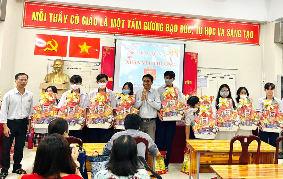 Trường THPT Nguyễn Hữu Thọ (quận 4) trao tặng 76 phần quà (mỗi phần trị giá 500 ngàn đồng) cho học sinh khó khăn tại trường.
