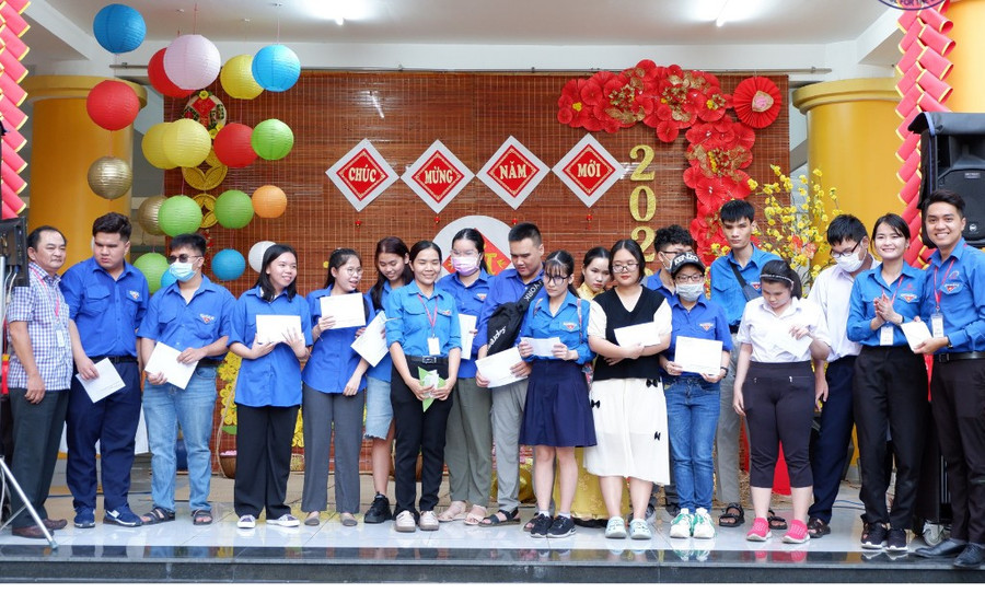 Chi đoàn khối cơ quan cơ sở-đoàn Sở Khoa học Công nghệ TPHCM trao tặng 10 suất học bổng (mỗi suất trị giá 1 triệu đồng) và 200 phần quà gồm bánh và sữa cho học sinh Trường Phổ thông đặc biệt Nguyễn Đình Chiểu (quận 10).