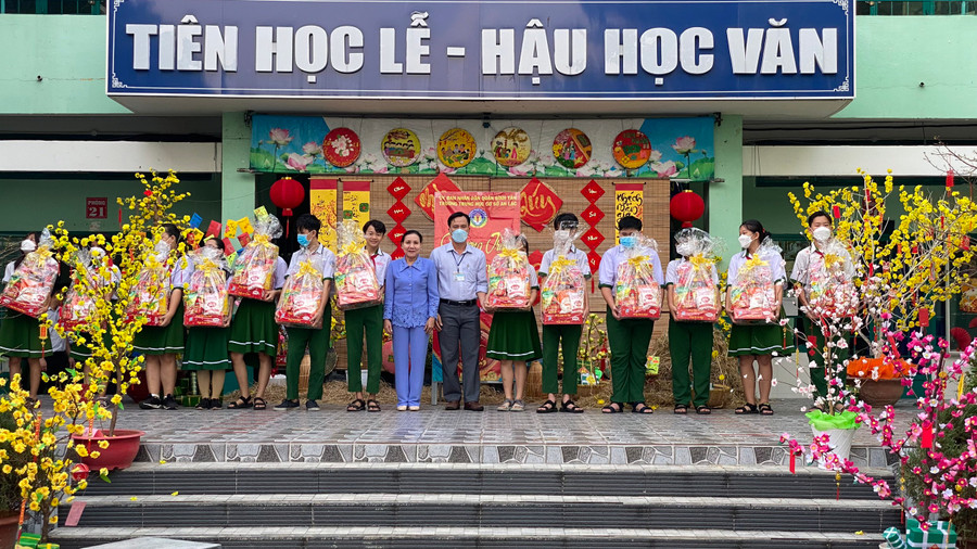 Trường THCS An Lạc (quận Bình Tân) chăm lo Tết cho học sinh.