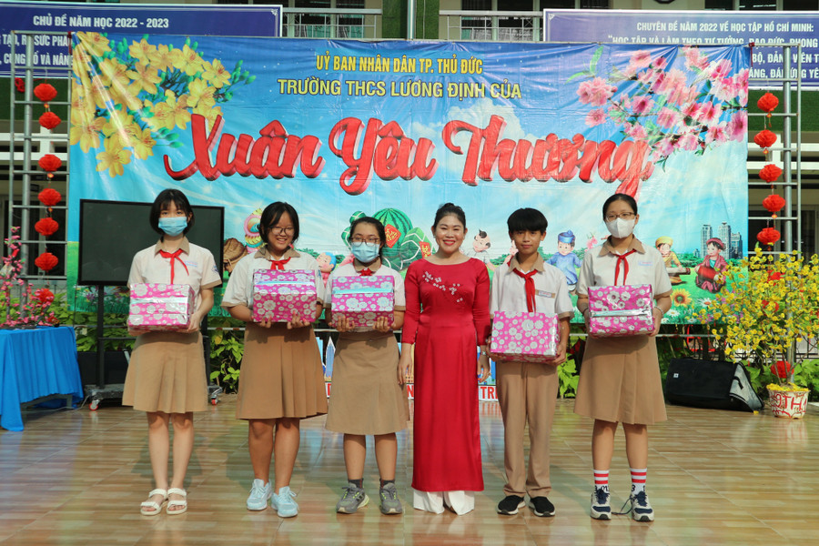 Trường THCS Lương Định Của (TP Thủ Đức) trao tặng 55 suất quà (mỗi suất trị giá 500 ngàn đồng) cho học sinh có hoàn cảnh khó khăn.