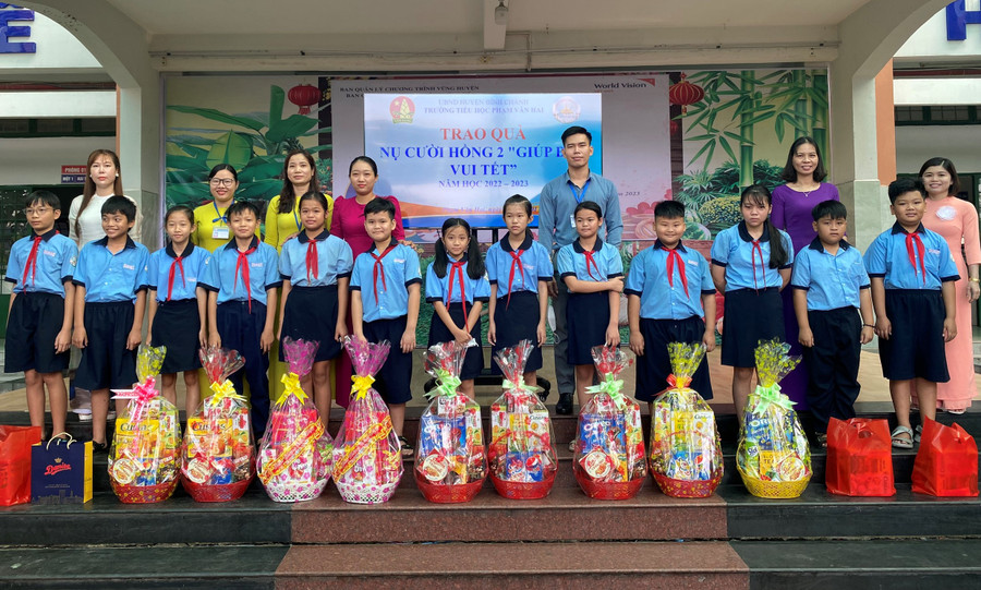 Trường tiểu học Phạm Văn Hai (huyện Bình Chánh) trao tặng 20 suất quà (mỗi suất trị giá 300 ngàn đồng) cho học sinh dịp Tết.