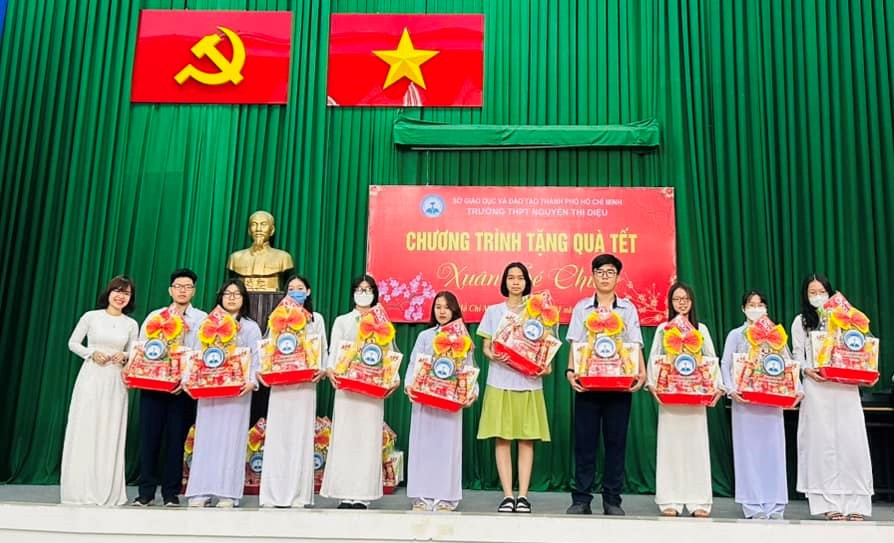 Trường THPT Nguyễn Thị Diệu (quận 3) trao tặng 39 suất quà (mỗi suất trị giá 500 ngàn đồng) cho học sinh có hoàn cảnh khó khăn tại trường.