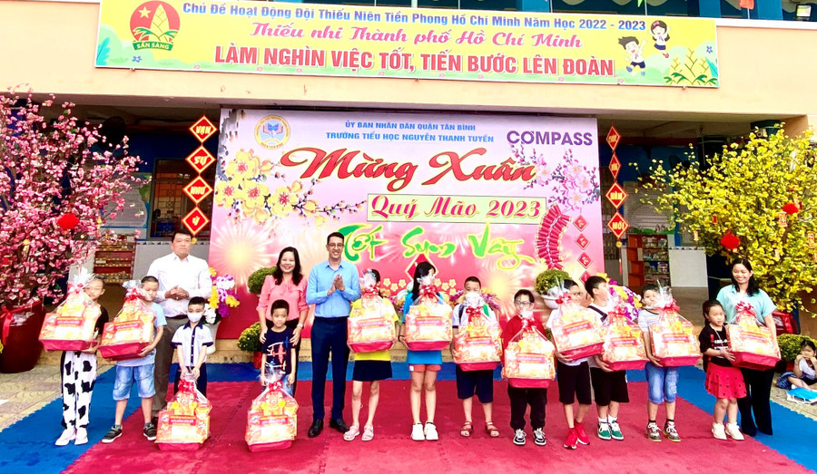 Các phần quà được trao tặng cho học sinh Trường tiểu học Nguyễn Thanh Tuyền (quận Tân Bình).