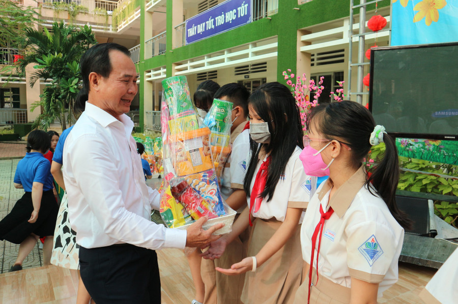 Thầy Trần Văn Tình, Hiệu trưởng Trường THCS Lương Đình Của (TP Thủ Đức) tặng quà Tết cho học sinh.