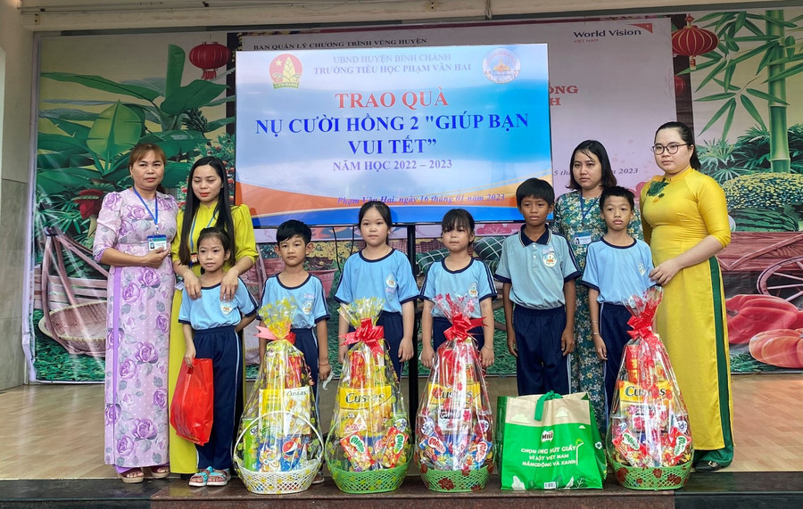 Trường tiểu học Phạm Văn Hai tặng quà Tết cho học sinh khó khăn dịp Tết Nguyên đán 2023.