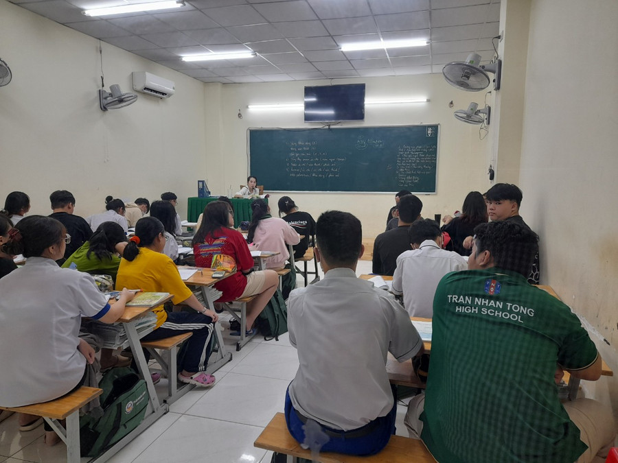 Tiết học của học sinh Trường THPT Trần Nhân Tông. Tiết học của học sinh Trường THPT Trần Nhân Tông.