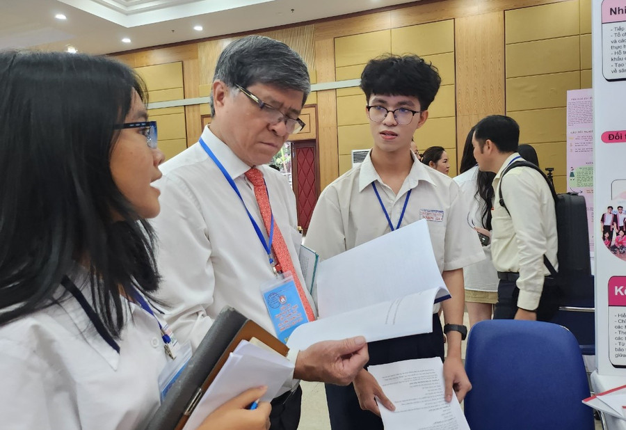 Giám đốc Sở GD&ĐT TPHCM Nguyễn Văn Hiếu trao đổi với học sinh tại vòng chung kết.