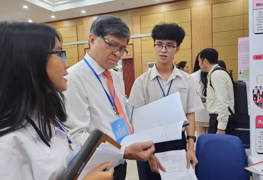 Giám đốc Sở GD&ĐT TPHCM Nguyễn Văn Hiếu trao đổi với học sinh tại vòng chung kết.