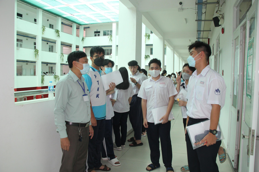 Thầy Đỗ Đình Đảo Trưởng điểm thi Trung học Thực hành Sài Gòn động viên thí sinh trước khi bước vào thi môn toán.