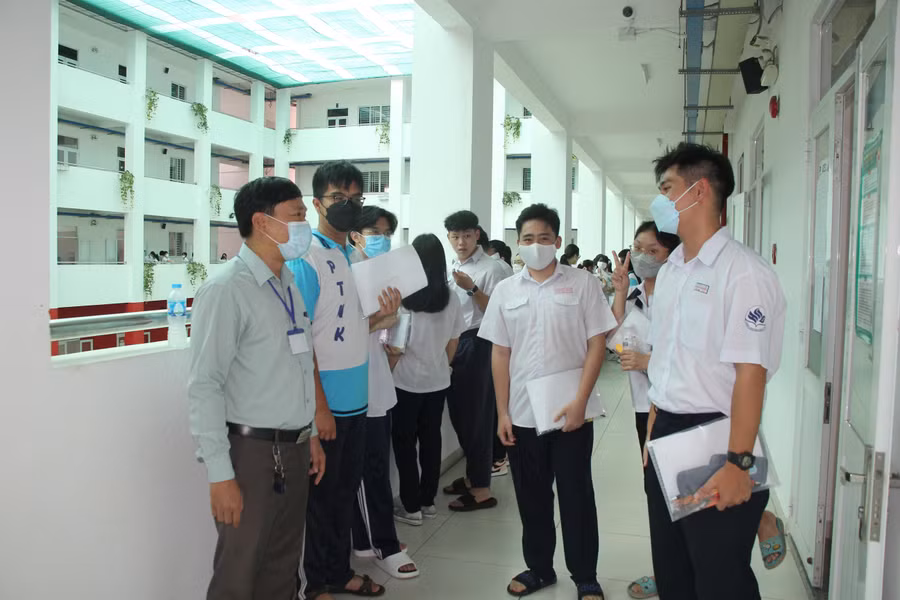 Thầy Đỗ Đình Đảo Trưởng điểm thi Trung học Thực hành Sài Gòn động viên thí sinh trước khi bước vào thi môn toán.