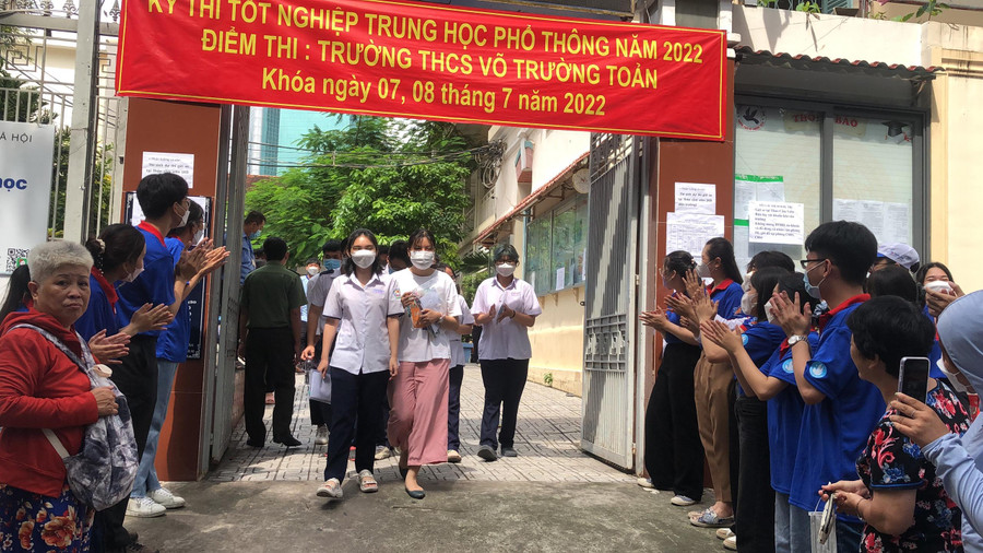 Thí sinh rời điểm thi trường THCS Trần Văn Ơn với những tràng pháo tay.