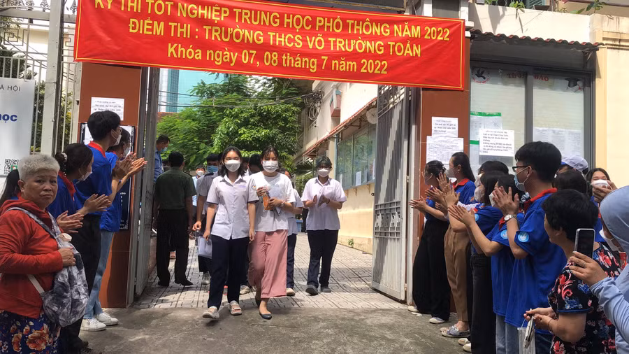 Thí sinh rời điểm thi trường THCS Trần Văn Ơn với những tràng pháo tay.