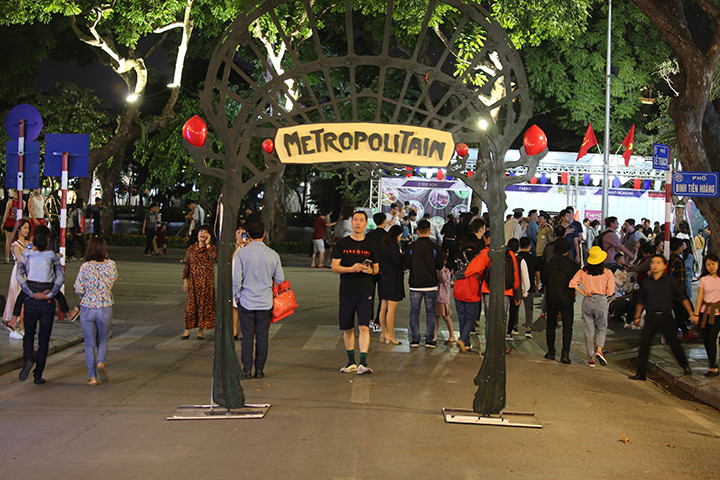 Phố đi bộ Hồ Gươm "hoá thân" thành đường phố của Pháp.