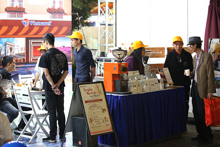 Người dân thưởng thức cafe phong cách Pháp miễn phí tại gian hàng của Vietravel.