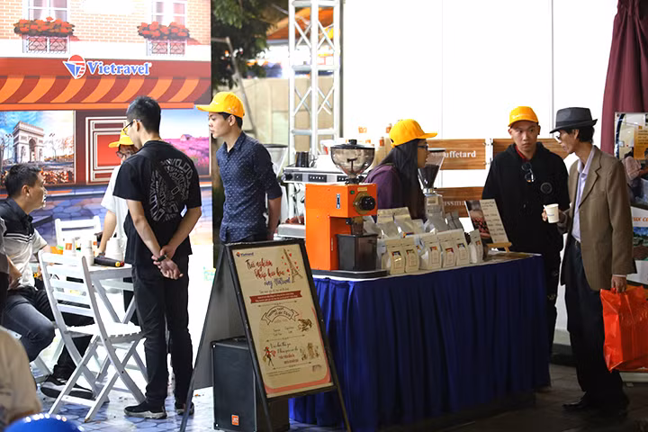 Người dân thưởng thức cafe phong cách Pháp miễn phí tại gian hàng của Vietravel.