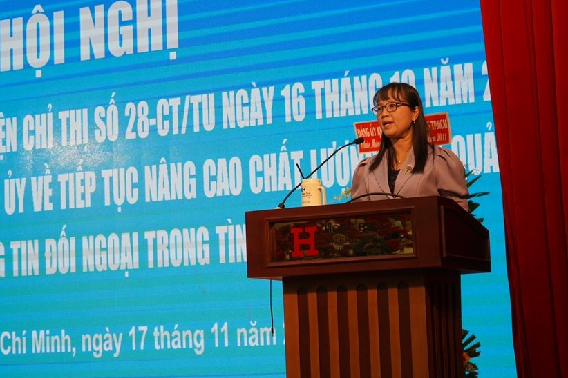 Bà Đặng Thùy Khánh Vân tiếp thu các ý kiến chỉ đạo.