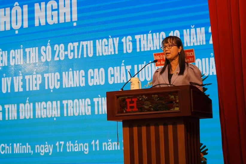 Bà Đặng Thùy Khánh Vân tiếp thu các ý kiến chỉ đạo.