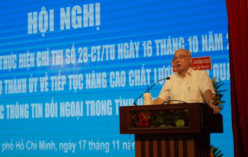 Ông Phan Nguyễn Như Khuê báo cáo tại hội nghị.