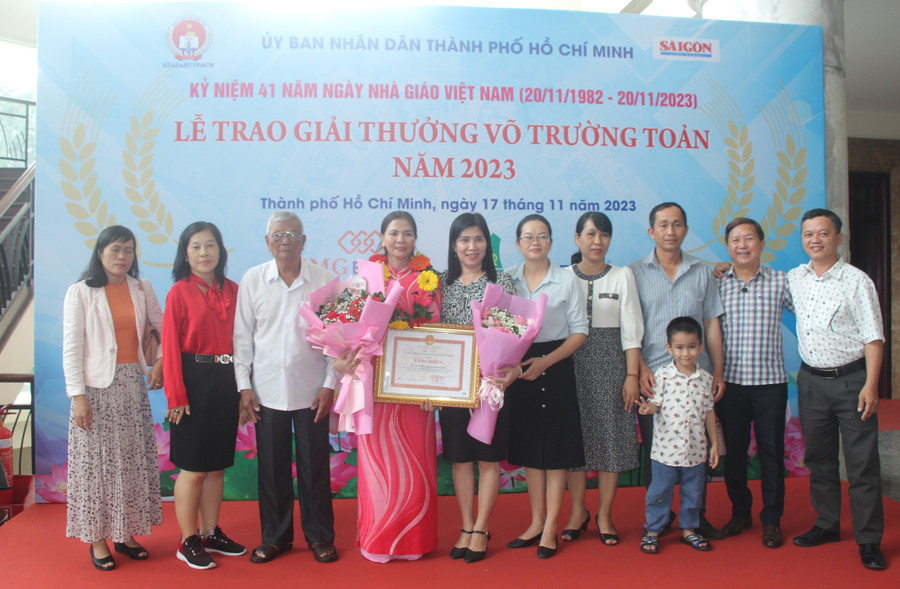 Đồng nghiệp, người thân đến chúc mừng cô Nguyễn Thị Kim Phượng nhận Giải thưởng Võ Trường Toản. Đồng nghiệp, người thân đến chúc mừng cô Nguyễn Thị Kim Phượng nhận Giải thưởng Võ Trường Toản.