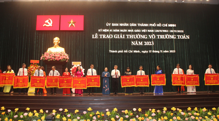 UBND TPHCM đã tặng Cờ thi đua cho 17 tập thể đạt thành tích. UBND TPHCM đã tặng Cờ thi đua cho 17 tập thể đạt thành tích.